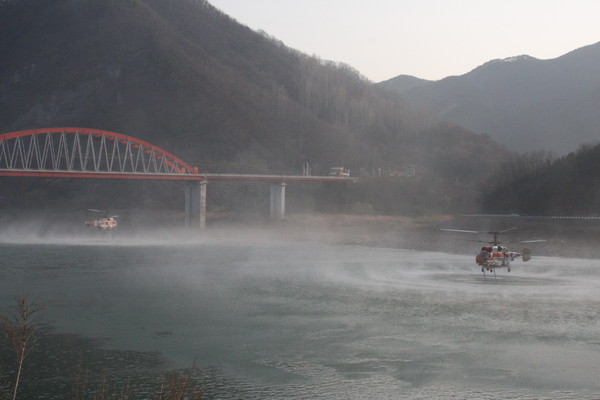 ▲ 산림청 산불진화헬기가 남한강 단양 일원에서 물을 퍼올리고 있다ⓒ목성균 기자