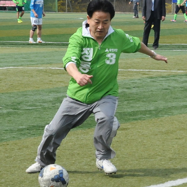 ▲ 국민의당 정동영 후보(전북 전주병)가 2일 전주 집중유세에 앞서 벌어진 친선 축구경기에서 슛 찬스를 맞이하고 있다. ⓒ뉴시스 사진DB