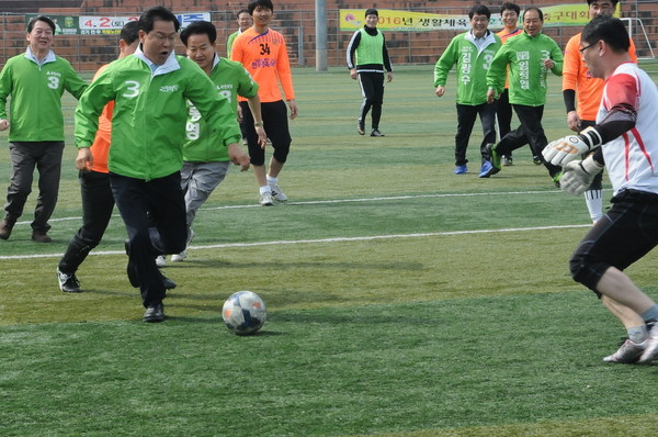 ▲ 국민의당 천정배 대표가 2일 전주 집중유세에 앞서 벌어진 친선 축구경기에서 골키퍼와 1대1 찬스를 맞이하고 있다. 그러나 천정배 대표는 키퍼 차징에 막히면서 골을 넣는데 실패하고 되레 땅바닥을 구른 뒤 멋쩍게 웃으며 일어나야만 했다. ⓒ뉴시스 사진DB