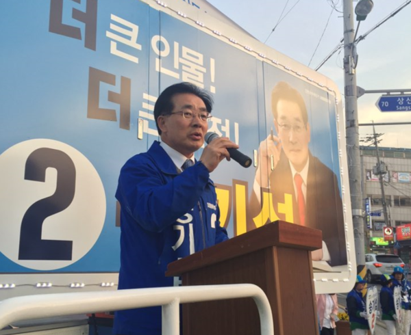 ▲ 송기섭 후보가 2일 진천읍에서 거리유세를 하고있다.ⓒ송기섭 후보 선거사무소