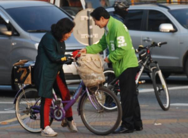 ▲ 유배근 후보가 2일 자전거를 타고가는 유권자에게 지지를 호소하고 있다.ⓒ유배근 후보 선거사무소