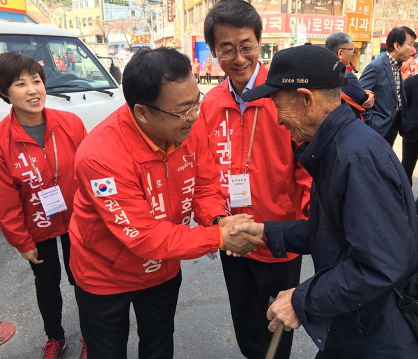 ▲ 권석창 후보(왼쪽 두번째)가 단양을 찾아 군민들과 악수를 하며 이야기를 나누고 있다ⓒ권석창 후보 선거사무소