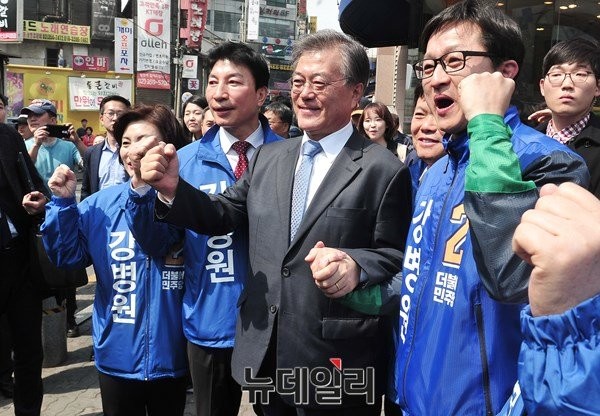 ▲ 더민주 문재인 대표와 강병원 후보. 강 후보는 청와대 행정관을 지내며 문 전 대표와 인연을 쌓았다. ⓒ뉴데일리 이종현 기자