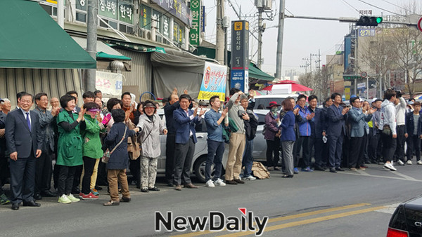 ▲ 무소속 후보 3인의 칠성시장 유세장에는 지나가던 상인들과 시민이 관심을 보인 가운데 유세장 건너편까지 사람들로 가득차는 등 시민의 관심이 높았다.ⓒ뉴데일리