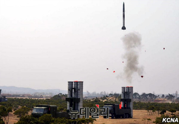 ▲ 북한이 2일 공개한 대공 미사일.ⓒ조선중앙통신 홈페이지 캡쳐