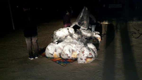 ▲ 자유북합운동연합이 1일 북으로 날려 보낼 10개의 대북풍선을 준비하고 있다. ⓒ자유북한운동연합 제공