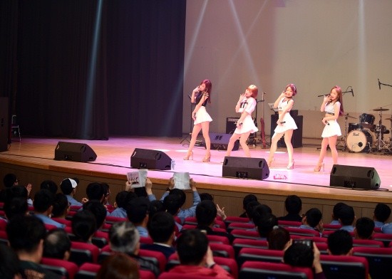 ▲ 해군장병(해군군수사령부)들이 가수 큐피트에게 열성적인 응원을 보내고 있다.  ⓒ 뉴데일리