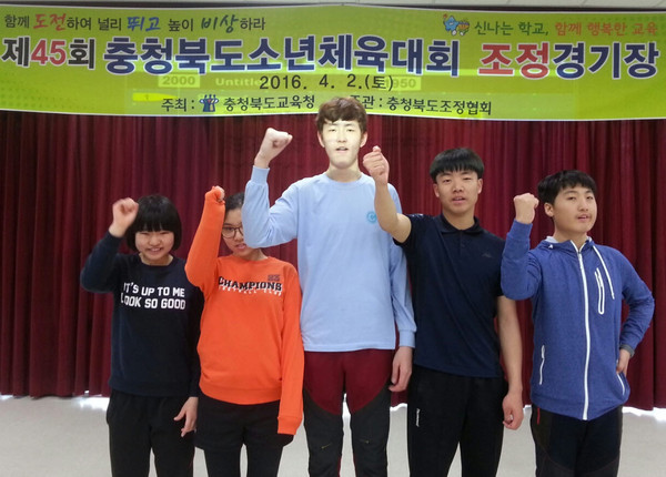 ▲ 45회 충북소년체전에 출전해 메달을 따낸 청암학교 학생들이 파이팅을 외치고 있다ⓒ제천청암학교