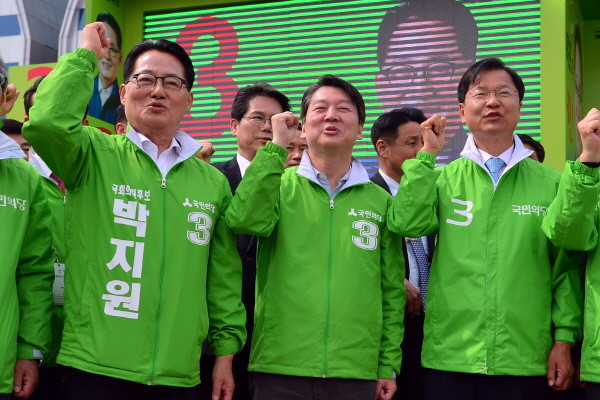 ▲ 2일 전남 목포 평화광장에서 열린 국민의당 전남 서남부 집중유세에서 박지원 의원, 안철수 대표, 천정배 대표(사진 왼쪽부터)가 총선 필승을 다짐하고 있다. ⓒ뉴시스 사진DB
