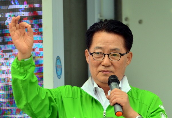 ▲ 국민의당 박지원 의원이 2일 광주 지원유세 도중 손가락을 OK 모양으로 만들어보이며 기호 3번을 나타내고 있다. ⓒ뉴시스 사진DB