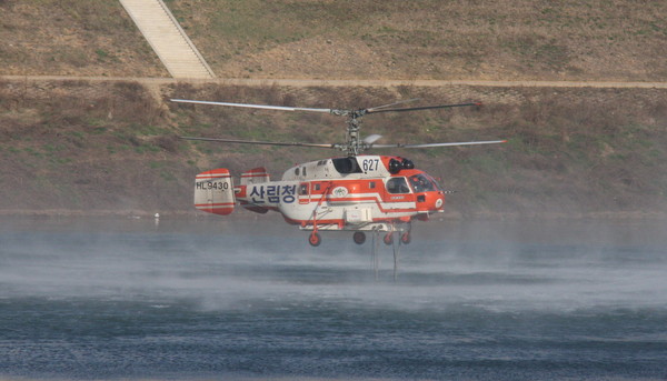 ▲ 산림청 산불진화 헬기가 단양 남한강에서 진화할 물을 퍼올리고 있다ⓒ목성균 기자