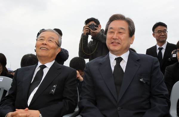 ▲ 제68주년 제주 4·3희생자 추념식이 열리는 3일 오전 4·3 평화공원에서 새누리당 김무성 대표와 더불어민주당 김종인 대표가 얘기를 나누다 웃고 있다. ⓒ뉴시스