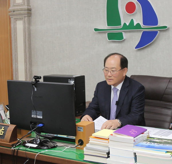 ▲ 류한우 단양군수가 집무실에서 SNS를 통해 지역주민과 관광객들과 소통을 하고 있다.ⓒ단양군