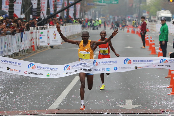 ▲ 2016대구국제마라톤대회 우승을 차지한 케냐의 제임스 킵상 쾀바이가 1위로 골인하고 있다.ⓒ대구시 제공
