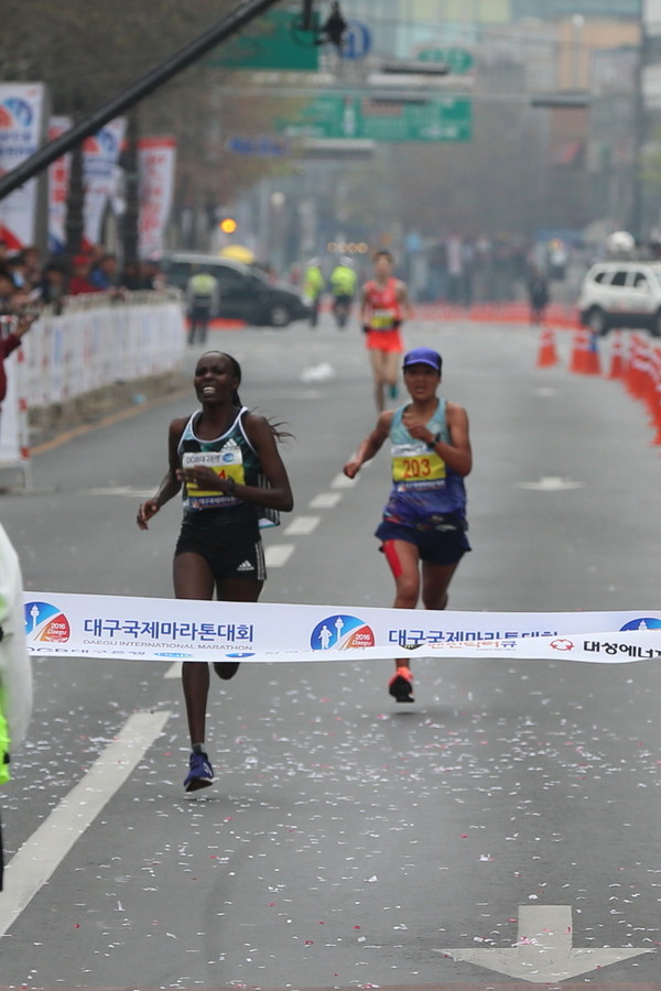 ▲ 2016대구국제마라톤대회 여자 엘리트 1위를 차지한 케냐의 캐롤라인 쳅토누 키렐이 여성 엘리트 우승을 차지했다.ⓒ대구시 제공