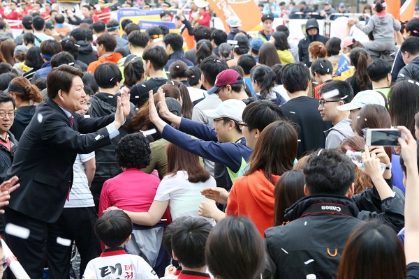 ▲ 권영진 대구시장이 2016대구국제마라톤대회 참가자들에게 손뼉을 마주치며 파이팅을 외치는 모습.ⓒ대구시 제공