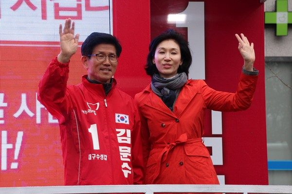 ▲ 노소영 아트센터 나비관장(오른쪽)이 3일 오후 김문수 후보와 함께 홈플러스 대구스타디움 점 앞에서 지원유세를 갖고 있다.ⓒ김 후보 측 제공