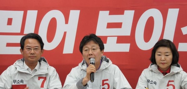 ▲ 대구 무소속 연대 3인인 류성걸(왼쪽), 유승민(중간), 권은희 후보가 3일 류성걸 후보 사무실에서 ‘금호강 성장벨트에서 대구의 미래를 묻다’ 주제로 공약발표회를 갖고 있다.ⓒ류성걸 후보 측 제공