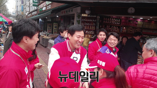 ▲ 허용범 후보(오른쪽)와 오세훈 후보(왼쪽)는 연설 후 함께 경동시장 거리유세를 다니며 유권자들에게 지지를 호소했다. ⓒ뉴데일리 임재섭 기자