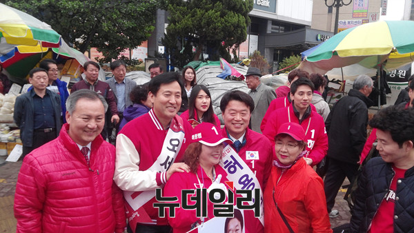 ▲ 허용범 후보(오른쪽)과 오세훈 후보(왼쪽)은 가는 곳 마다 인파를 몰고다녔다. 한때 경동시장 골목이 정체현상을 빚기도 했다. ⓒ뉴데일리 임재섭 기자