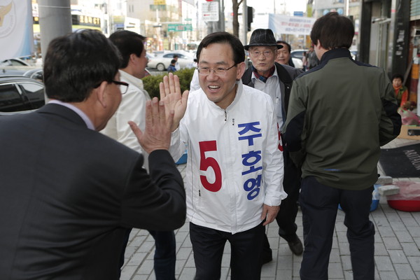 ▲ 무소속 주호영 후보가 지난 3일 수성구 주민과 만나 손뼉을 부딪히며 인사를 나누고 있다.ⓒ주 후보 측 제공
