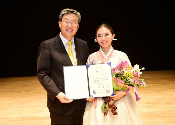 ▲ 25회 고령 전국우륵가야금 경연대회 대상에 하지희(오른쪽)씨가 곽용환 군수와 기념촬영을 하고 있다.ⓒ고령군 제공