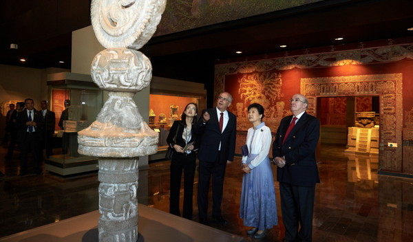 ▲ 박근혜 대통령이 3일 오전(현지시간) 멕시코시티 국립인류학 박물관을 방문하고 있다. ⓒ청와대 제공