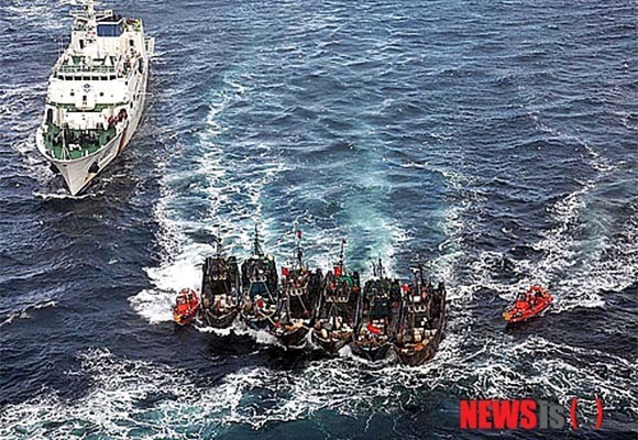 ▲ 2012년 12월 군산해경이 불법조업 중이던 중국 어선 11척을 단속, 검거했다. 中정부는 불법조업에 대해 제대로 사과한 적이 없다. ⓒ뉴시스. 무단전재 및 재배포 금지.