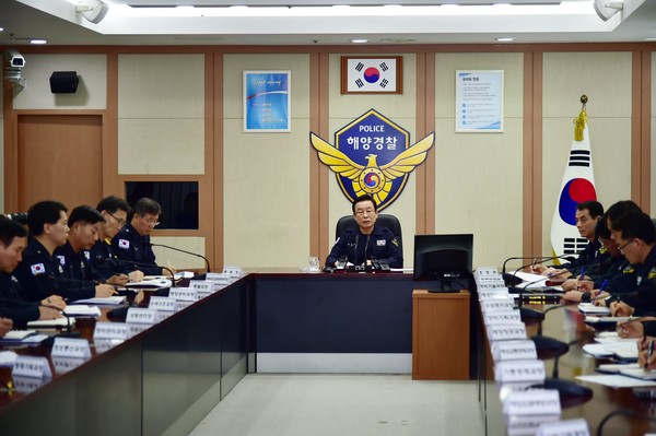 ▲ 국민안전처 박인용 장관이 4일 오전 인천 송도 해양경비안전본부에서 개최된 전국지휘관 화상회의에 참석하여 북한의 GPS 교란에 따른 우리 선박의 안전관리 방안에 관하여 보고를 받고 있다. ⓒ국민안전처 제공