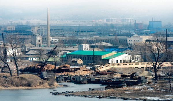 ▲ 중국 접경 지역에서 바라 본 북한 공장들의 모습. ⓒ뉴시스. 무단전재 및 재배포 금지.