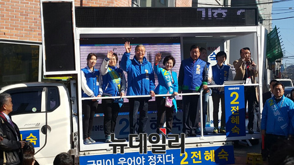 ▲ 4일 더불어민주당 김종인 대표는 전혜숙 후보를 돕기 위해 서울 광진 갑을 찾았다. 그러나 결국 선거유세장이 아수라장이 되자 유세 현장을 조용히 빠져나갔다. ⓒ뉴데일리 김민우 기자