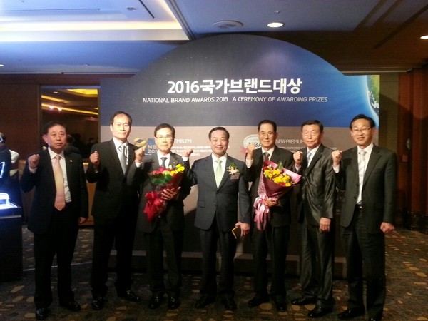 ▲ 옥천포도가 ‘2016 국가브랜드대상’ 포도부문에서 6년 연속 수상했다.ⓒ옥천군