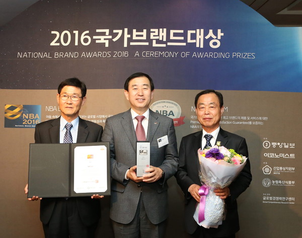 ▲ 조길형 충주시장(가운데)이 2016 국가브랜드대상 첨단신도시(서충주) 부문 대상을 받고 기념촬영을 하고 있다ⓒ충주시