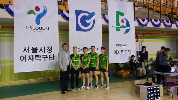 ▲ 춘계 회장기 실업탁구대회에서 3개의 메달을 차지한 대전시설관리공단 탁구팀(사진 왼쪽부터) 서동철 감독과 이민지, 지수란, 한오연, 차예린 선수가 경기 후 기념촬영을 하고 있다.ⓒ대전시