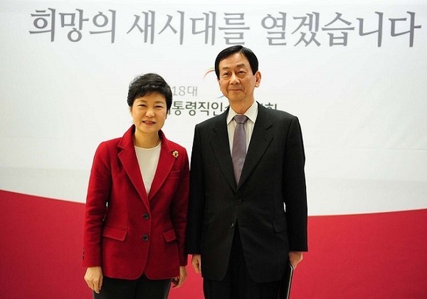 ▲ 현 정부에서 장관까지 지냈으면서 박근혜 대통령을 두번이나 배신했다는 비판을 받고 있는 더불어민주당 진영 후보. ⓒ청와대 제공