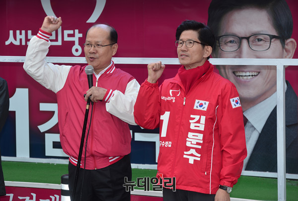 ▲ 이종명 예비역 대령(왼쪽)이 4일 수성구 신매광장에서 김문수 후보 지원유세를 하고 있다.ⓒ뉴데일리