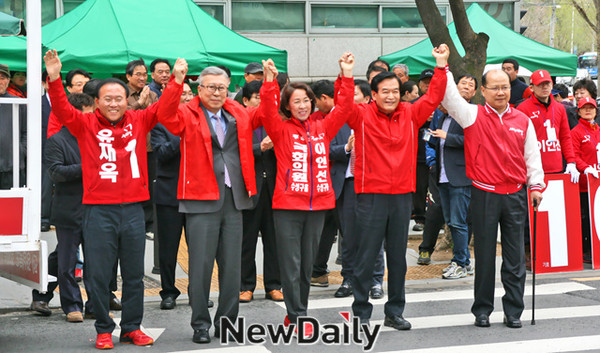 ▲ 이인선 후보 지원유세에서 윤재옥 선대위원장, 김창준 전 미하원 의장, 이인선 후보, 서상기 의원, 이종명 대령(왼쪽부터)이 손을 맞잡고 지지자들에게 인사를 나누고 있다.ⓒ뉴데일리