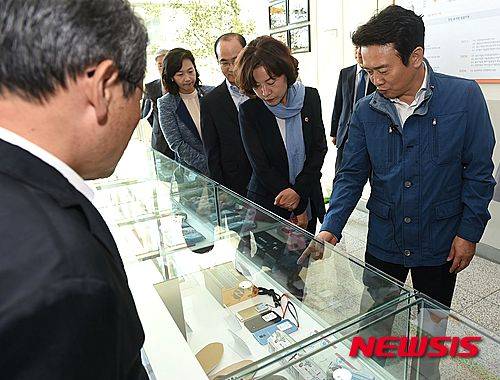 ▲ 지난해 8월 10일 남경필 경기도지사가 경기 고양시 동국대학교 창업보육센터를 둘러보고 있다. ⓒ 사진 뉴시스