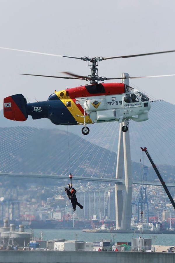 ▲ 인명구조 모습. ⓒ남해해양경비안전본부