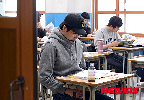 ▲ 2016년 1차 경찰공무원 필기시험이 치러진 19일 오전 서울 중구 한양공업고등학교에서 수험생들이 시험 공부를 하고 있다. ⓒ뉴시스