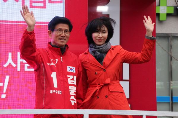 ▲ 오는 4.13 총선에 대구 수성갑 새누리당 후보로 출마하는 김문수 후보(왼쪽)와, 지원 유세를 나선 노소영 아트센터 나비 관장(오른쪽). ⓒ김문수 후보 측 제공
