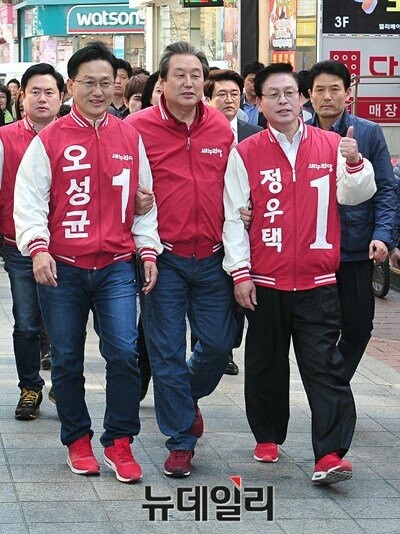 ▲ 새누리당 김무성 대표가 5일 오후 충북 청주시 상당구 성안로에서 열린 합동지원유세에 참석해 정우택(청주상당), 오성균(청주청원) 후보와 함께 거리를 걷고 있다.ⓒ뉴데일리 이종현 기자