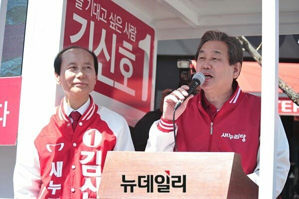 ▲ 충청권 공략에 나선 김무성 새누리당 대표가 5일 대전 유성구 송강전통시장 앞에서 열린 김신호 후보(유성을) 지원유세에서 김 후보에 대한 지지를 호소하고 있다. ⓒ뉴데일리 이종현 기자