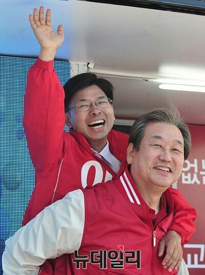 ▲ 김무성 새누리당 대표가 5일 오전 대전 서구 한민전통시장에서 이영규 후보를 업고 지지를 호소하고 있다.ⓒ뉴데일리 이종현 기자