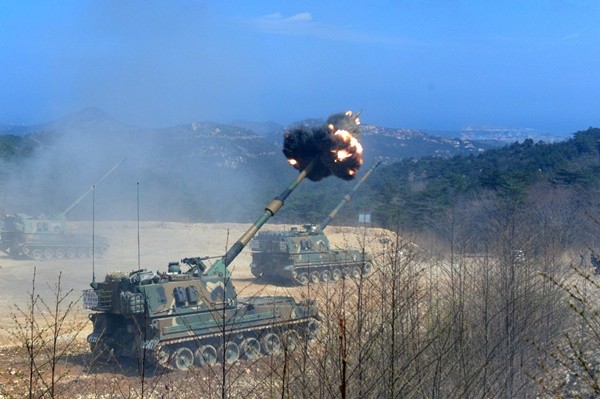 ▲ 4일 강원 고성 지역에서 전개된 육군 8군단 해상사격훈련에 참가한 K-9 자주포가 해상의 표적을 향해 사격 훈련을 하고 있다. ⓒ육군 제공