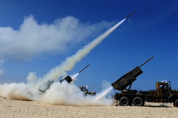 ▲ 8군단 포병대대가 강원도 고성군 송지호 해변에서 4일 오후 다련장 로켓포 사격을 하고 있다. ⓒ육군 제공