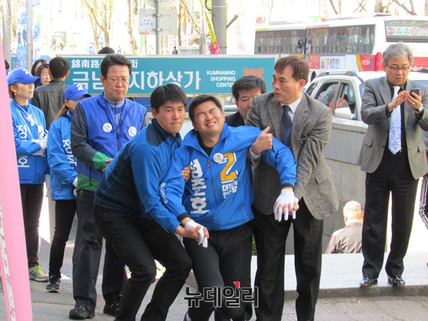 ▲ 광주 북갑에 출마한 더불어민주당 정준호 후보가 5일 광주YMCA 앞에서 더민주 문재인 전 대표의 대선 포기와 국민의당 천정배 대표의 정계은퇴를 촉구하는 삼보일배를 계속하던 중 고통에 신음하고 있다. ⓒ광주=뉴데일리 정도원 기자