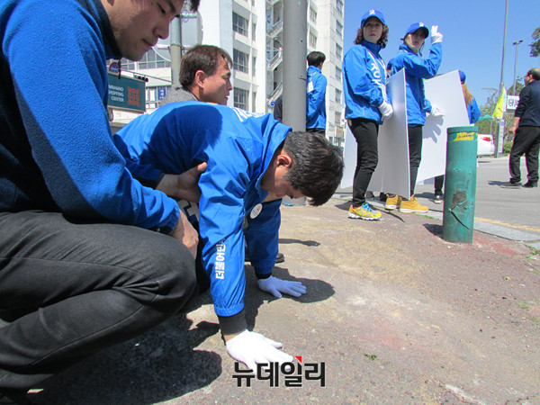 ▲ 광주 북갑에 출마한 더불어민주당 정준호 후보가 5일 광주YMCA 앞에서 더민주 문재인 전 대표의 대선 포기와 국민의당 천정배 대표의 정계은퇴를 촉구하는 삼보일배를 계속하고 있다. ⓒ광주=뉴데일리 정도원 기자