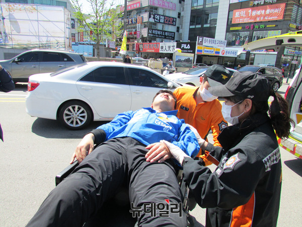 ▲ 광주 북갑에 출마한 더불어민주당 정준호 후보가 5일 광주 아시아문화전당(구 전남도청) 앞 민주광장에서 삼보일배를 끝마치고 기자회견을 한 뒤 쓰러져 앰뷸런스에 의해 전남대병원 응급실로 긴급후송되고 있다. ⓒ광주=뉴데일리 정도원 기자