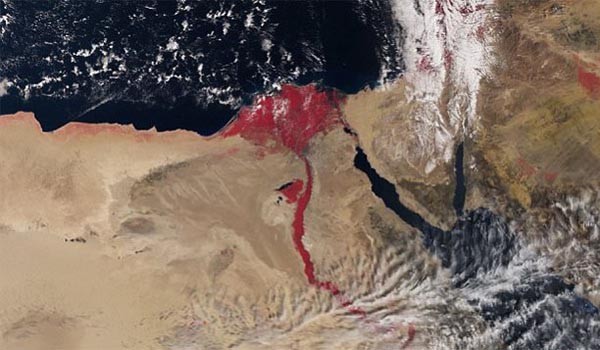 ▲ 유럽우주항공국(ESA)의 '코페르니쿠스 프로그램' 위성이 적외선 카메라로 촬영한 이집트 나일강 일대의 모습. 실제로 나일강이 핏빛으로 변한 것은 아니다. ⓒESA 센티넬-3A호 공개사진 캡쳐